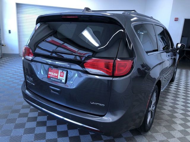 Used 2018 Chrysler Pacifica Limited w/ Tire & Wheel Group FWD image 10