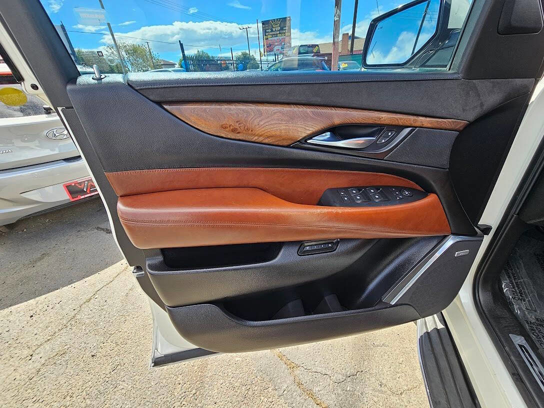 Used 2015 Cadillac Escalade Luxury image 34