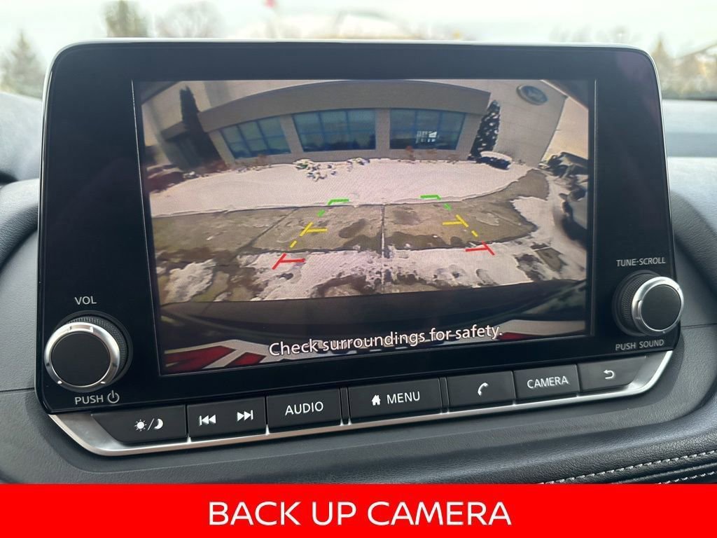 Used 2024 Nissan Rogue SV image 3