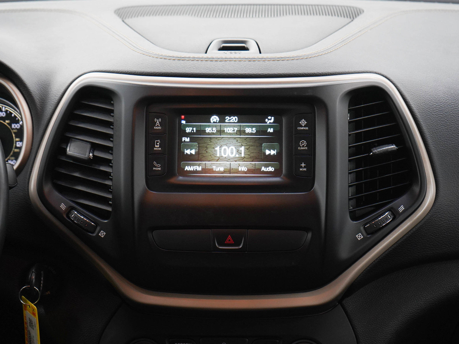 Used 2015 Jeep Cherokee Latitude AWD/4WD image 15