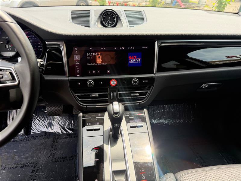 Used 2025 Porsche Macan Turbo AWD/4WD image 18