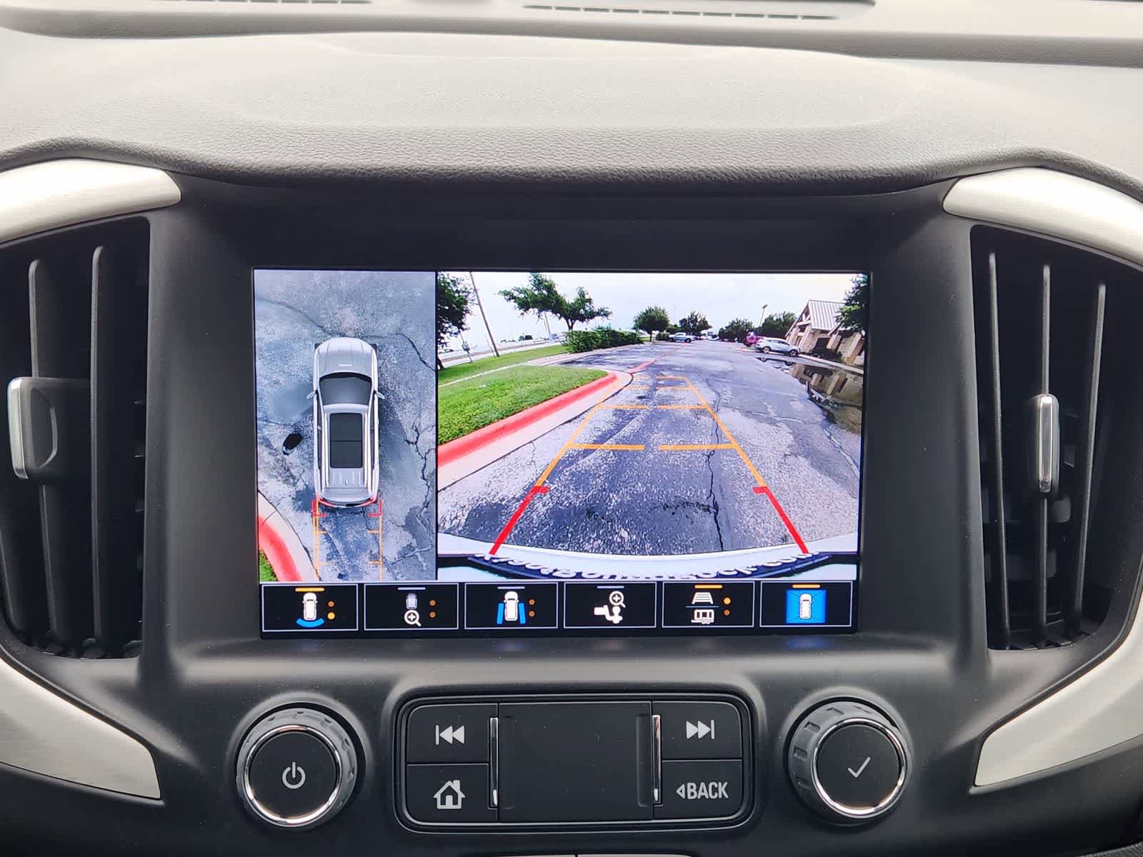 Used 2022 GMC Terrain SLT w/ Tech Package FWD image 17
