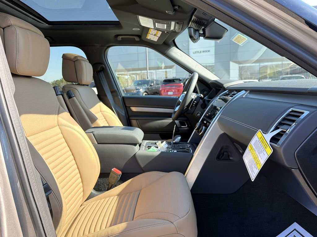 New 2026 Land Rover Discovery Dynamic SE image 17