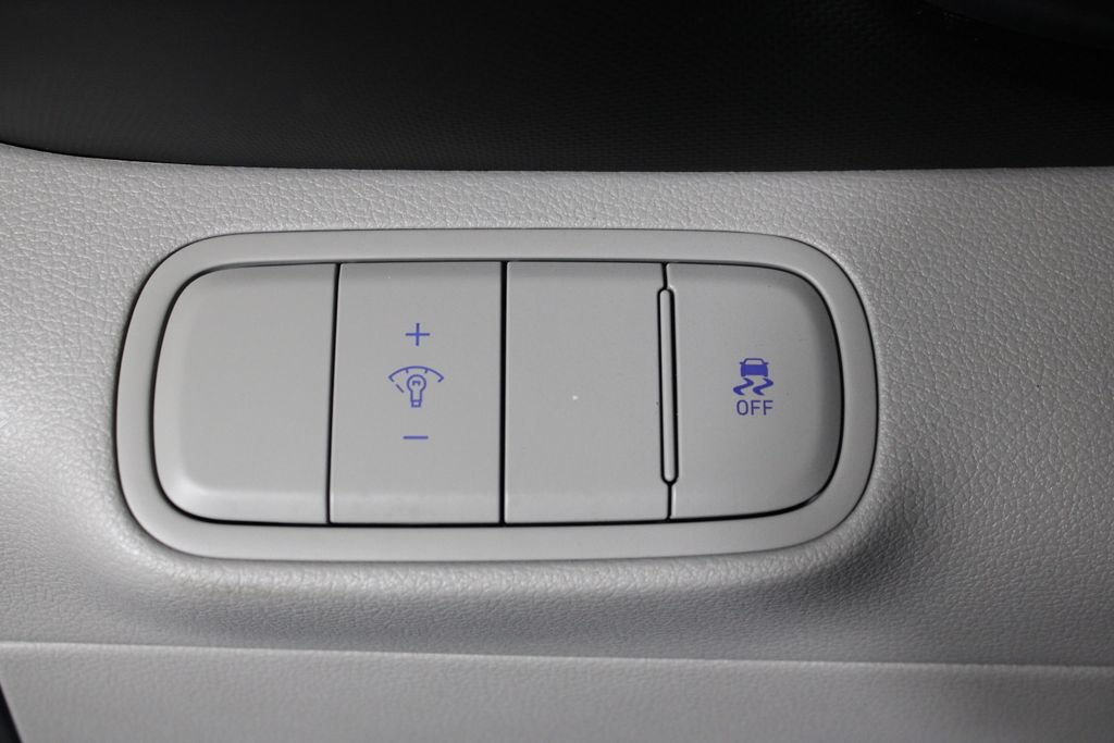 Certified 2024 Hyundai Venue SEL FWD image 25
