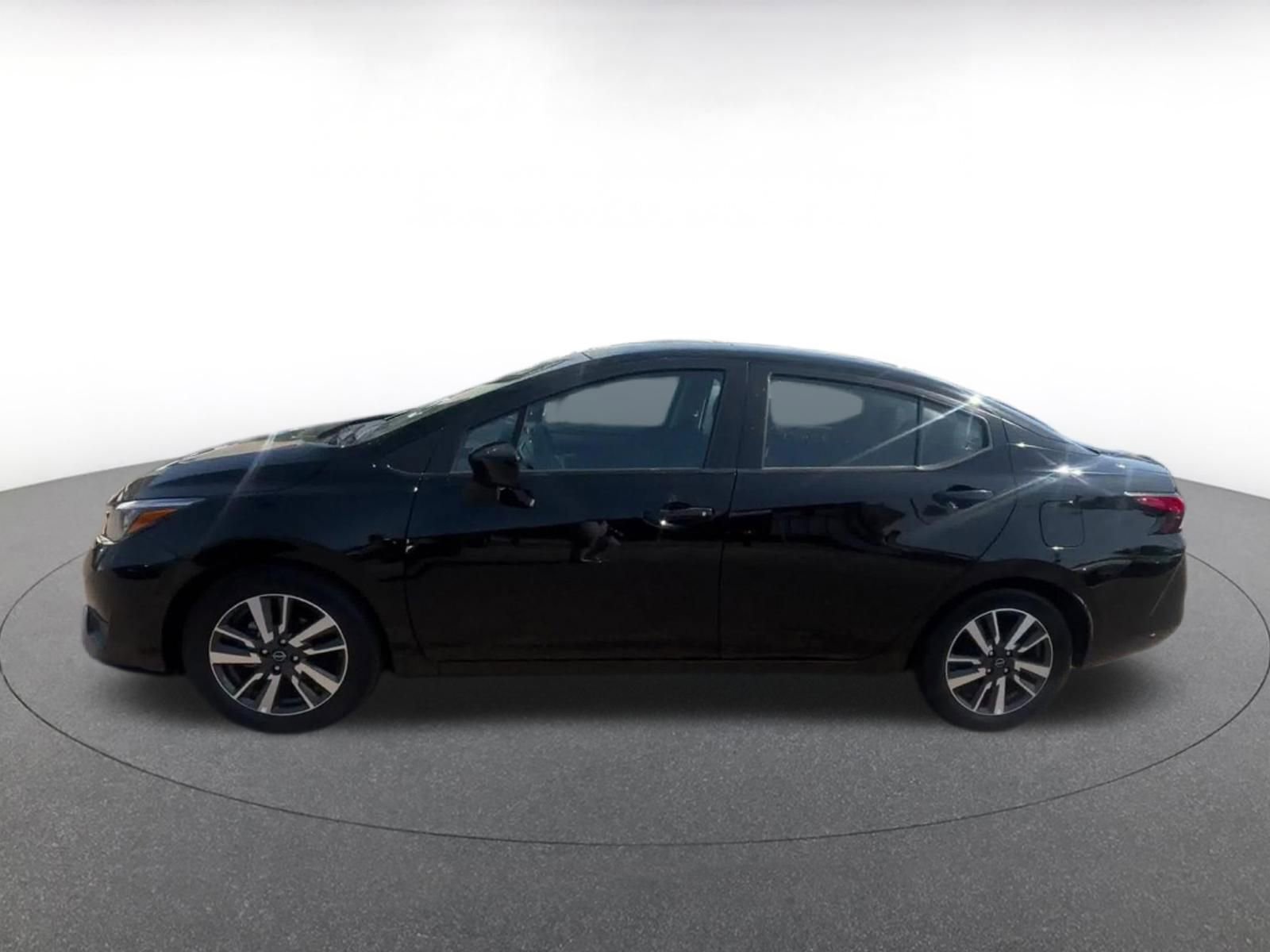 Used 2025 Nissan Versa SV image 9