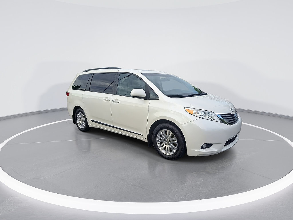 Used 2017 Toyota Sienna XLE w/ XLE Navigation Package FWD image 3