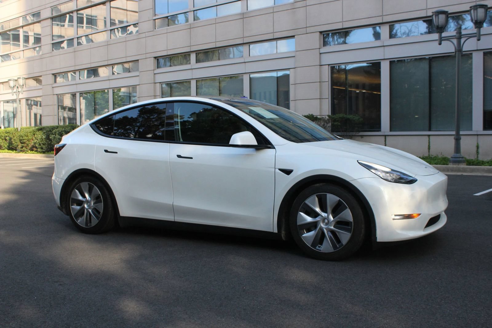 Used 2020 Tesla Model Y Long Range AWD/4WD image 2