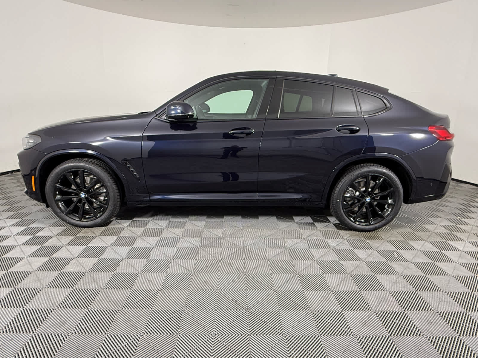 Certified 2025 BMW X4 xDrive30i w/ Premium Package AWD/4WD image 6