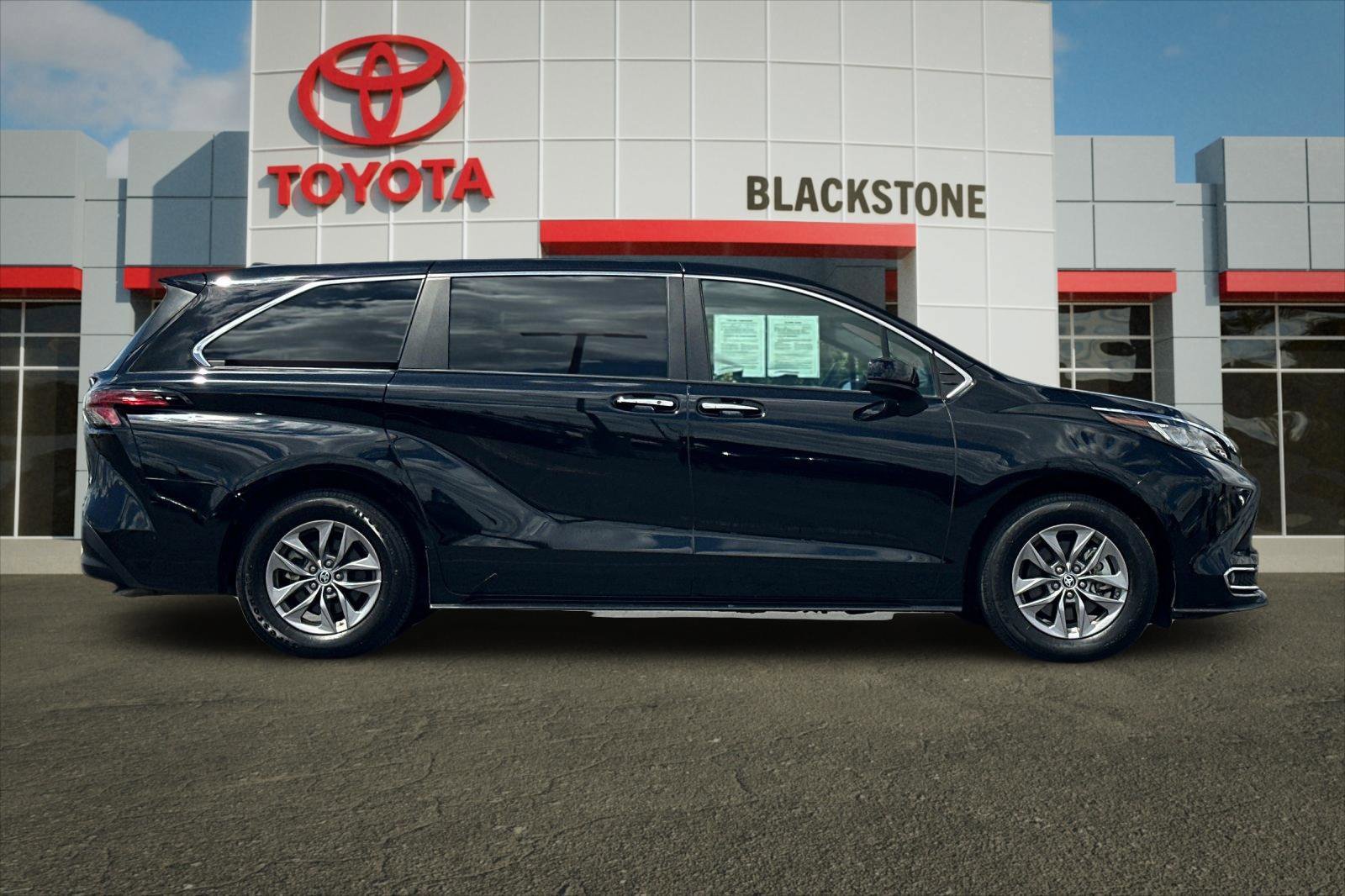 Certified 2022 Toyota Sienna XLE AWD/4WD image 2