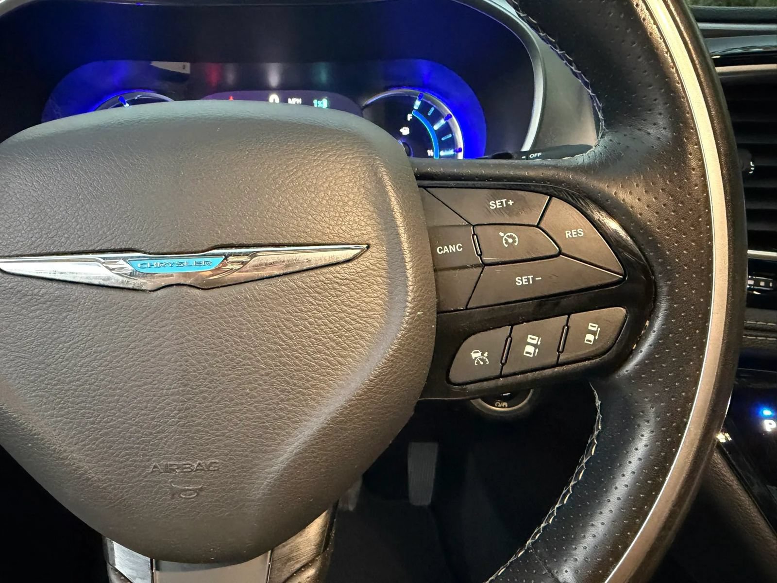 Used 2020 Chrysler Pacifica Limited w/ Advanced Safetytec Group FWD image 24