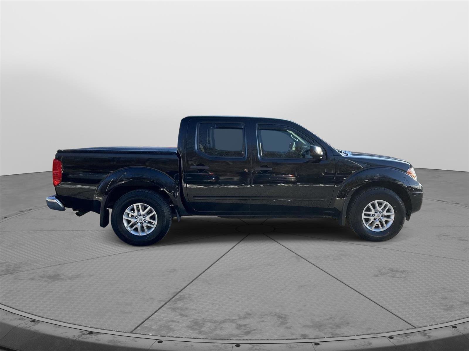 Used 2016 Nissan Frontier SV image 2