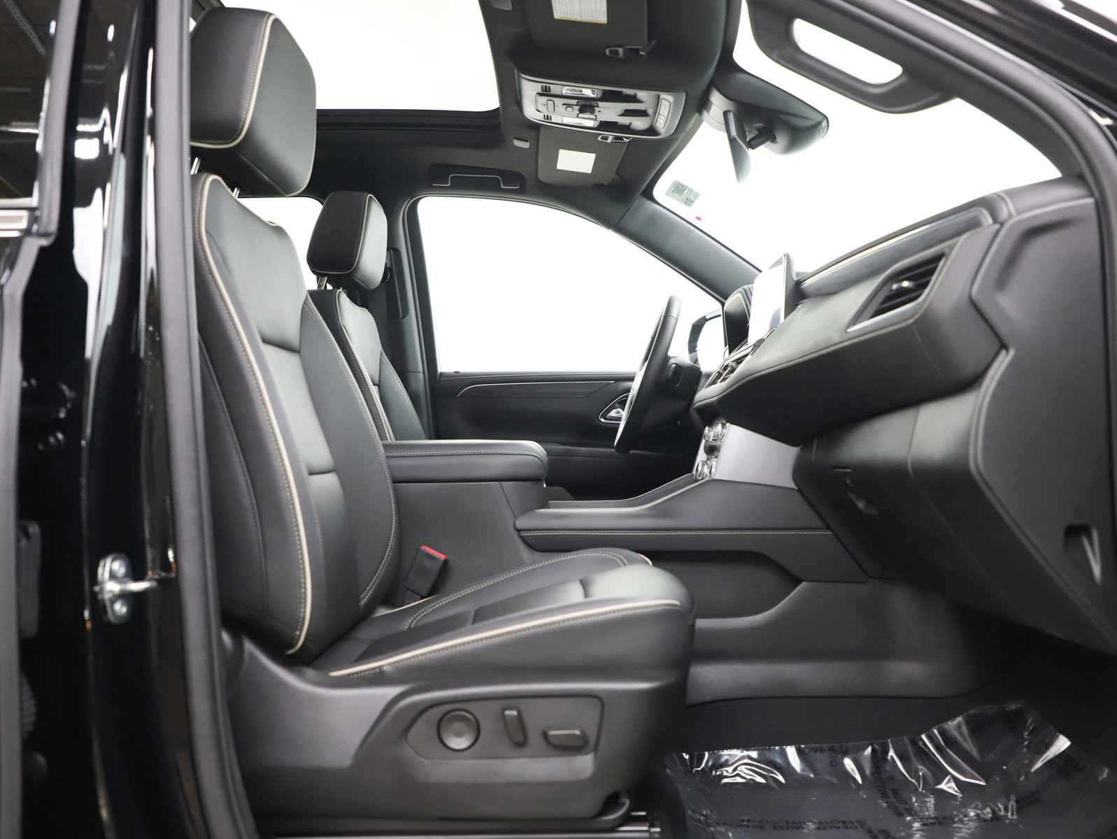 Used 2023 GMC Yukon XL SLT w/ SLT Premium Package image 11