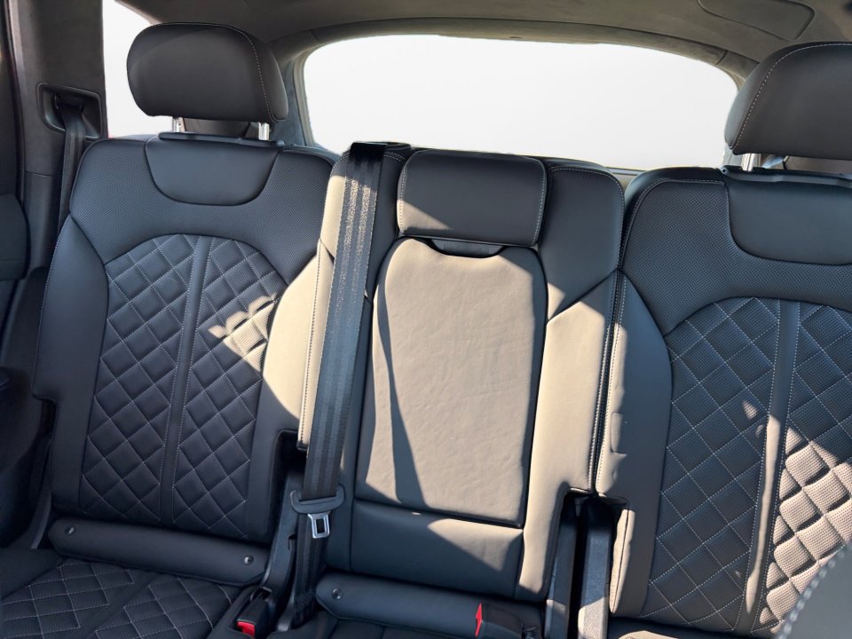 New 2026 Audi SQ7 Prestige image 12
