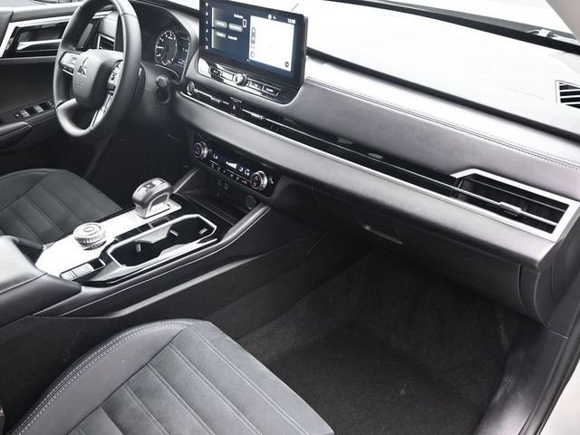 Used 2025 Mitsubishi Outlander SE image 43
