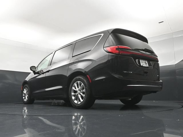 Certified 2025 Chrysler Pacifica Select AWD/4WD image 22