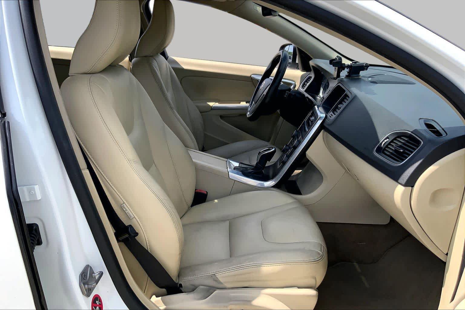 Used 2015 Volvo V60 T5 Platinum FWD image 9
