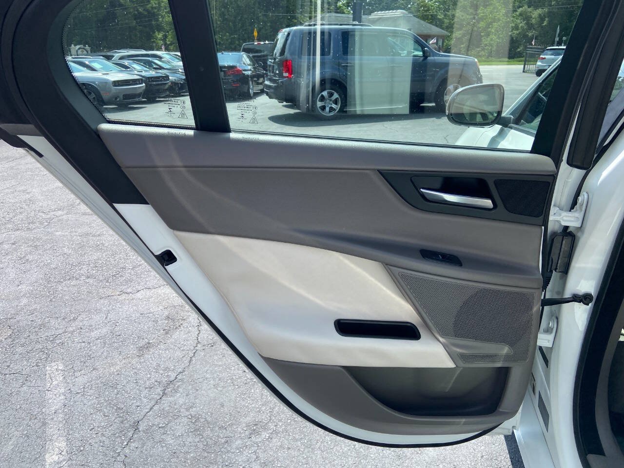 Used 2018 Jaguar XE Premium RWD image 23