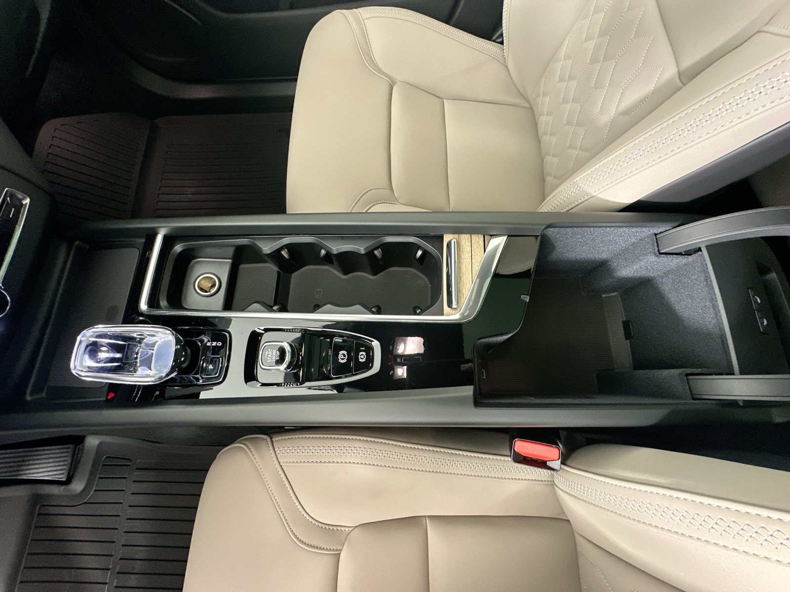 New 2027 Volvo XC60 B5 Plus AWD/4WD image 29