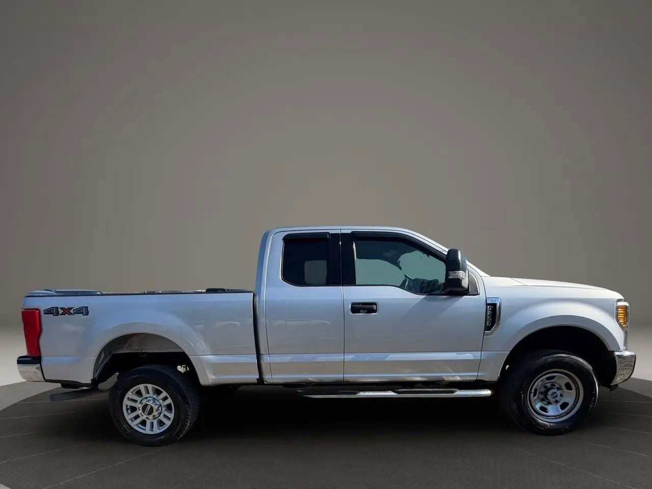 Used 2017 Ford F250 XLT AWD/4WD image 4