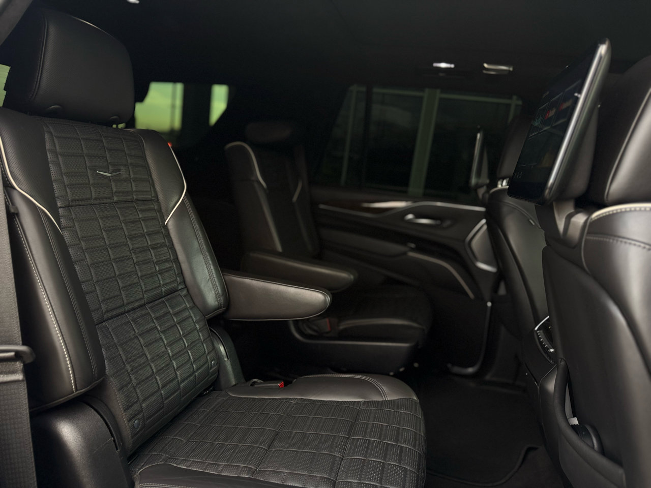 Used 2022 Cadillac Escalade Sport Platinum w/ LPO, ONYX Package image 18