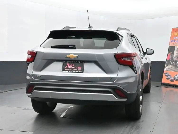 Used 2024 Chevrolet Trax LT w/ Sunroof Package image 8