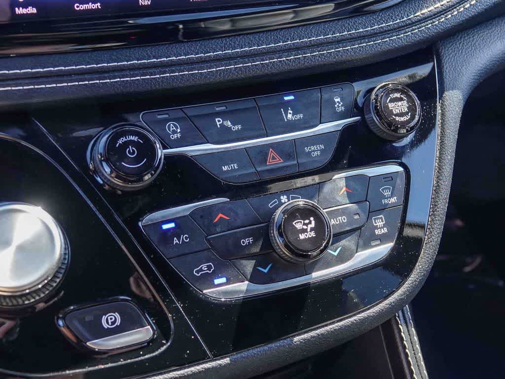 Used 2025 Chrysler Pacifica Limited FWD image 21