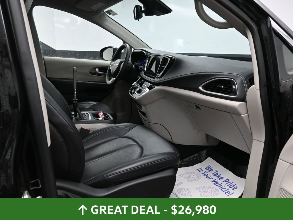 Used 2024 Chrysler Pacifica Select image 22