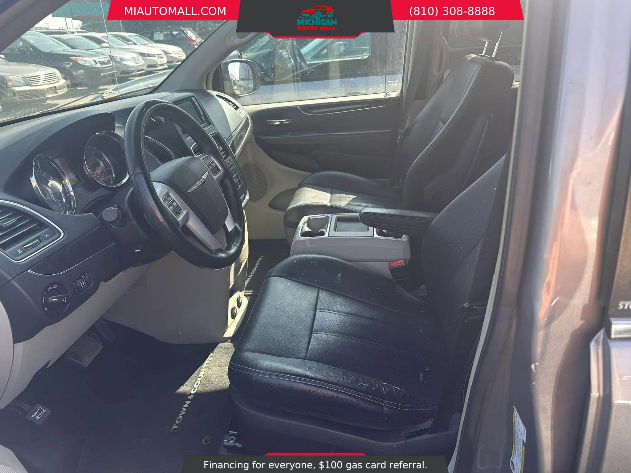 Used 2014 Chrysler Town & Country Touring-L w/ Driver Convenience Group image 8