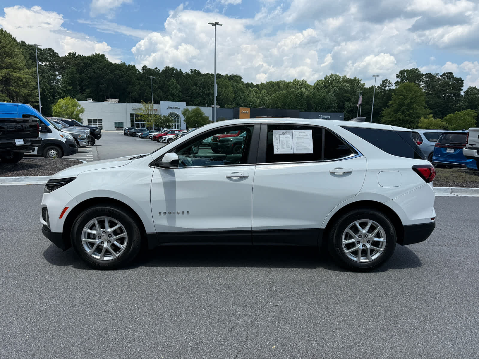 Used 2023 Chevrolet Equinox LT FWD image 2