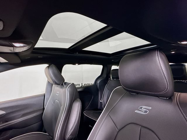 New 2027 Chrysler Pacifica Limited FWD image 23