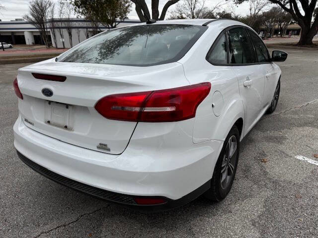 Used 2018 Ford Focus SE w/ SE Appearance Package image 10