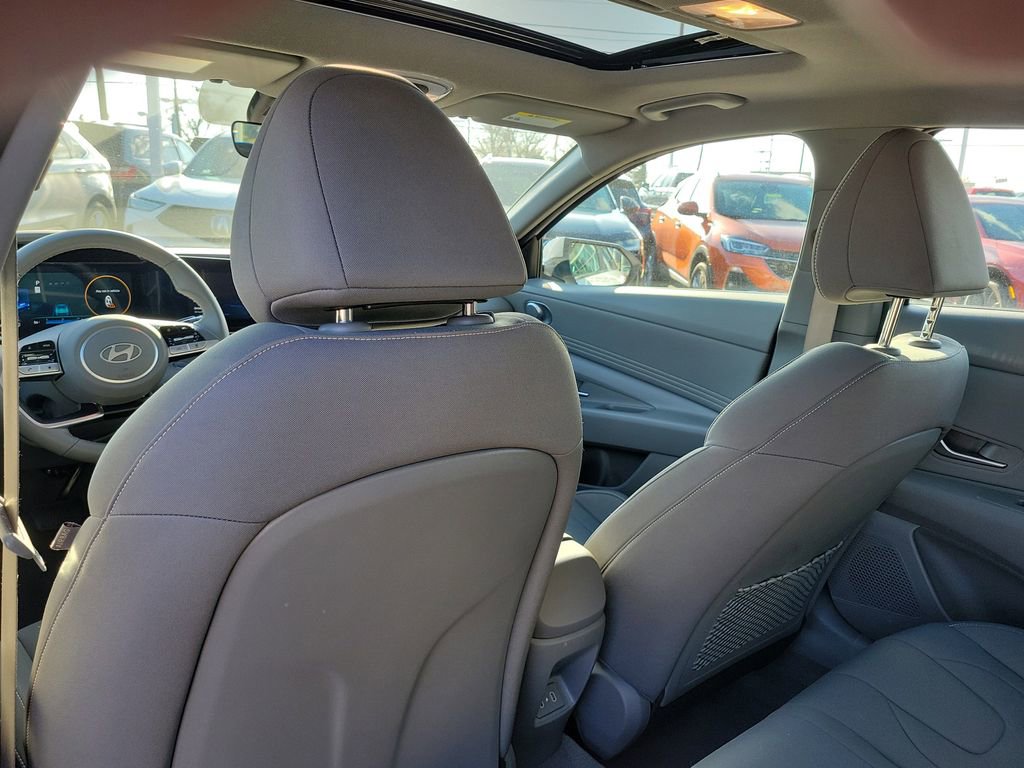 Used 2025 Hyundai Elantra SEL image 13