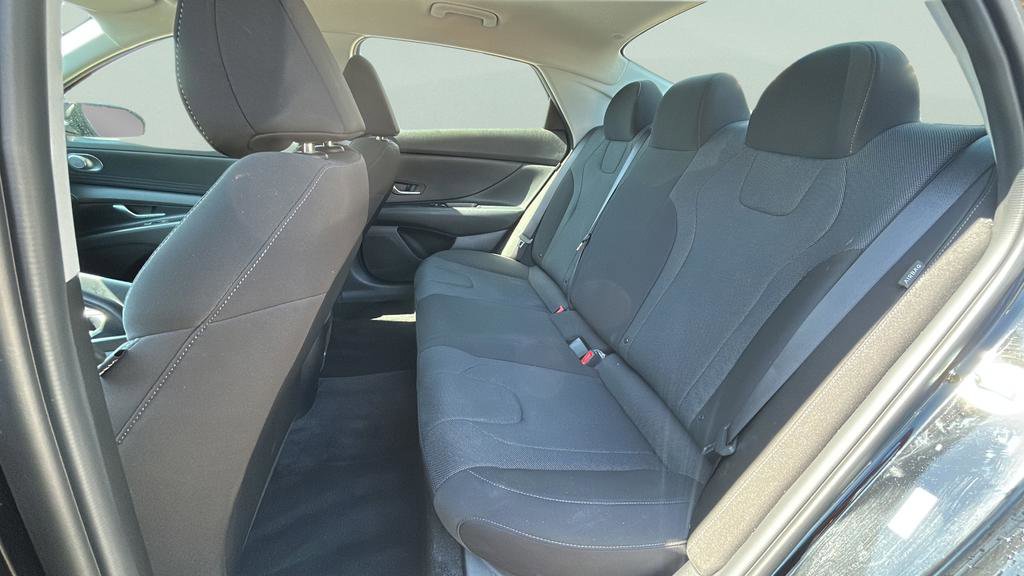 Certified 2025 Hyundai Elantra SE image 14