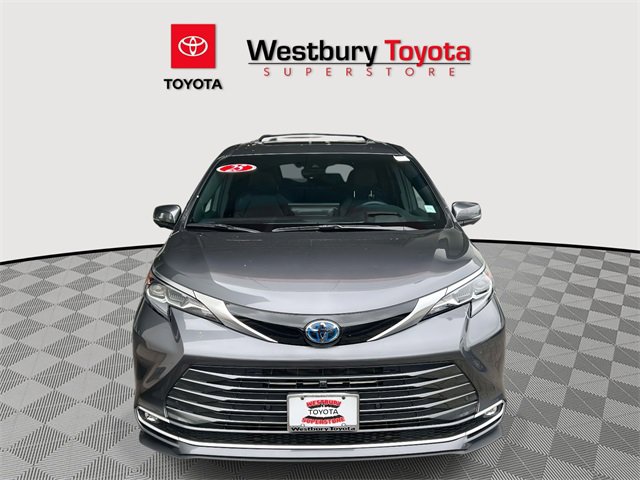 Used 2025 Toyota Sienna Platinum image 3