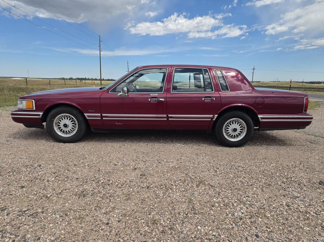 Used 1993 Lincoln Town Car Executive RWD image 2