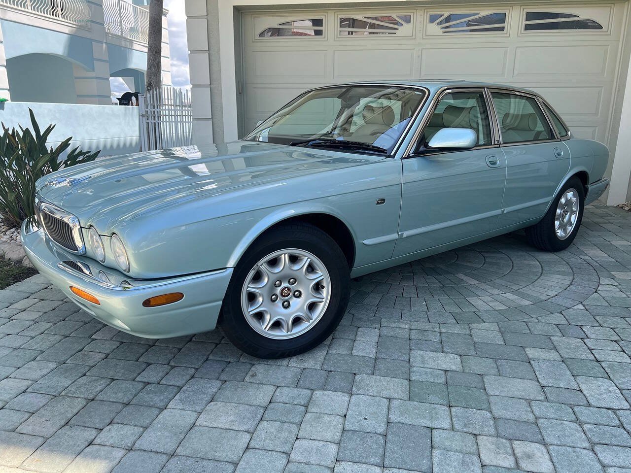 Used 2003 Jaguar XJ8 RWD image 1