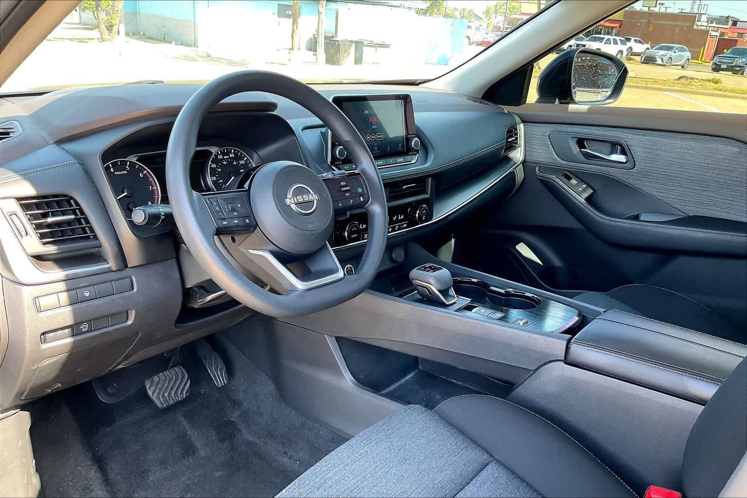 Used 2023 Nissan Rogue SV FWD image 2