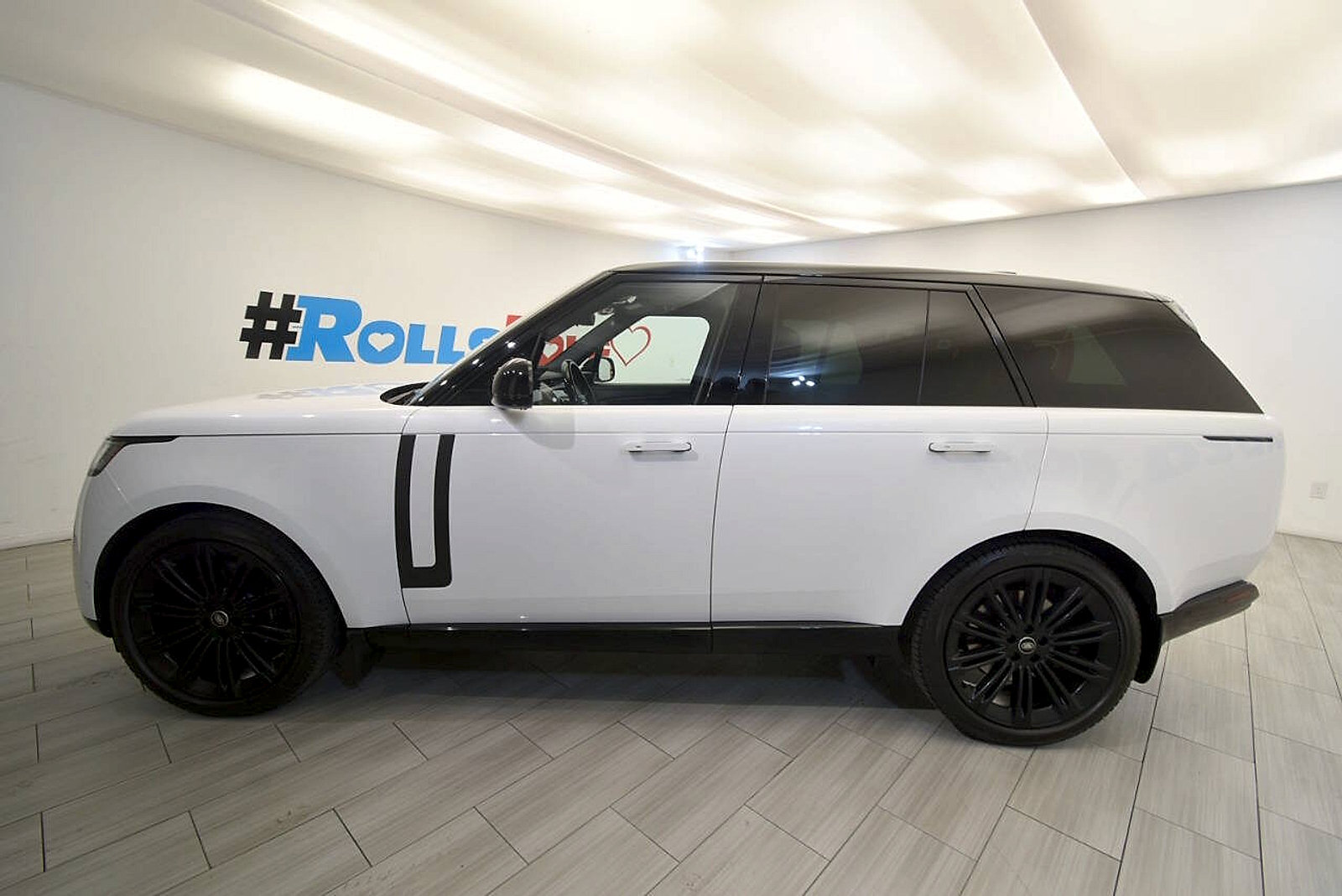 Used 2023 Land Rover Range Rover SE AWD/4WD image 2