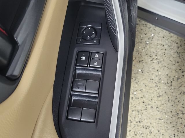 Used 2021 Toyota RAV4 LE AWD/4WD image 22