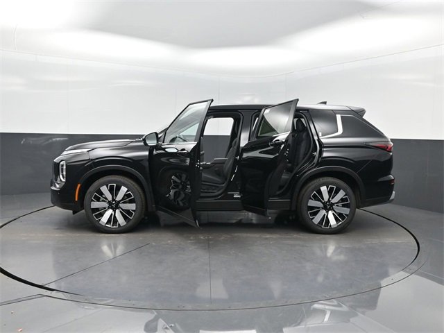 New 2025 Mitsubishi Outlander SE image 39