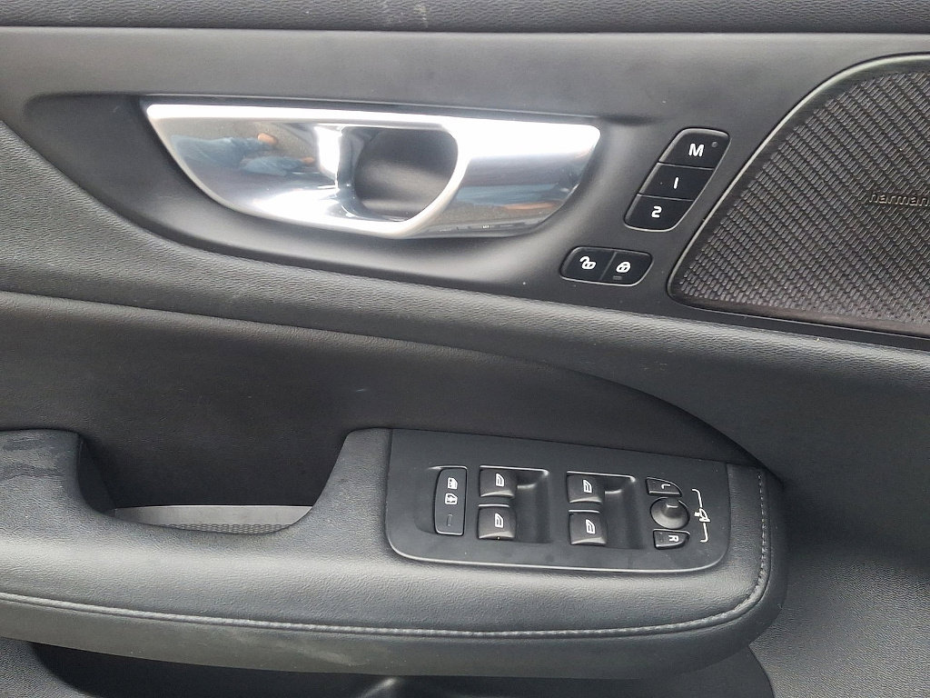 Used 2023 Volvo V60 B5 Cross Country Plus image 16