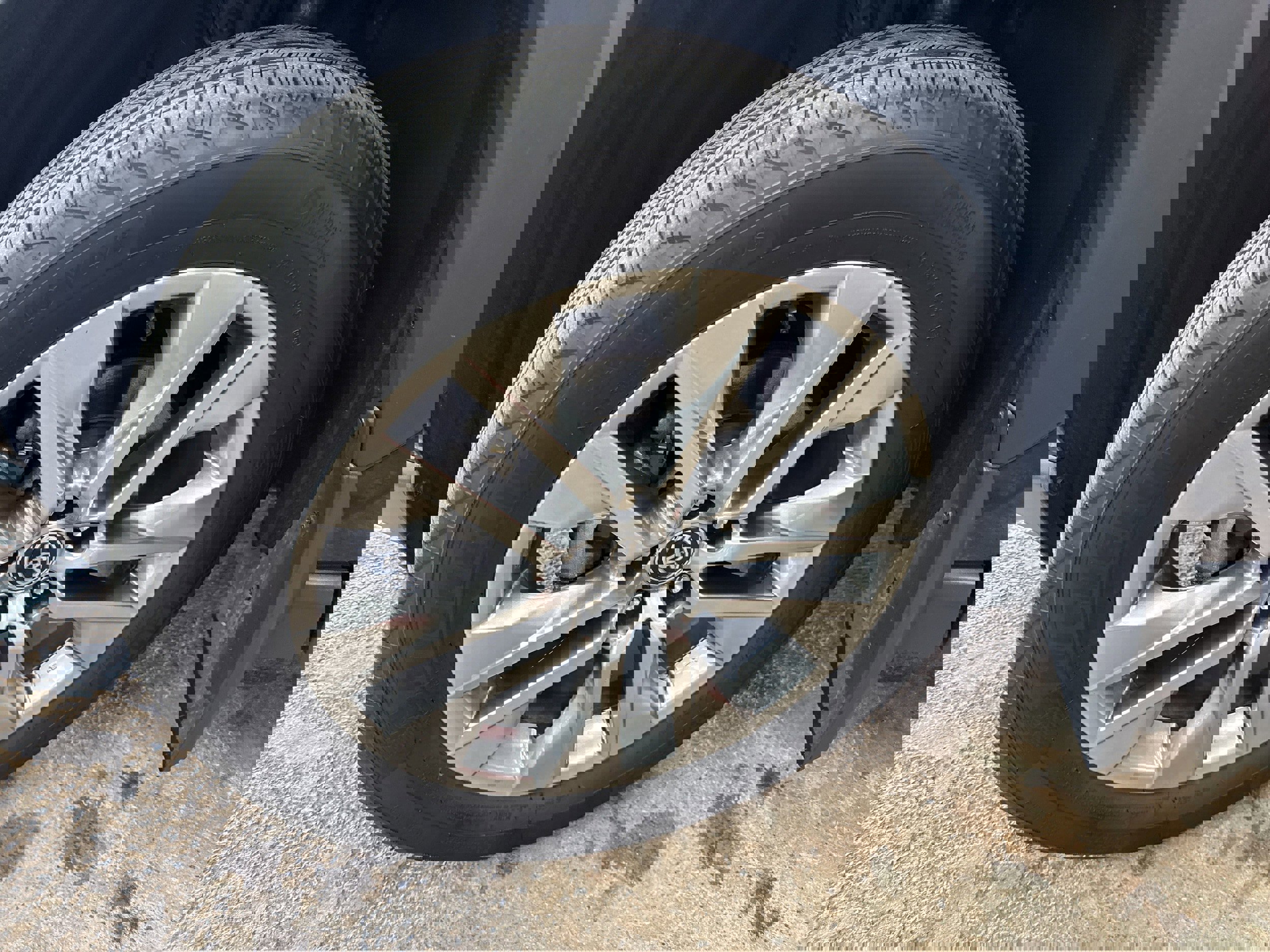 Used 2023 Toyota RAV4 XLE Premium image 4