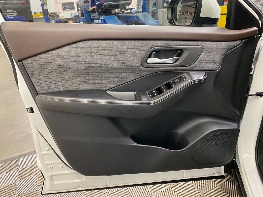 Used 2023 Nissan Rogue SV image 25
