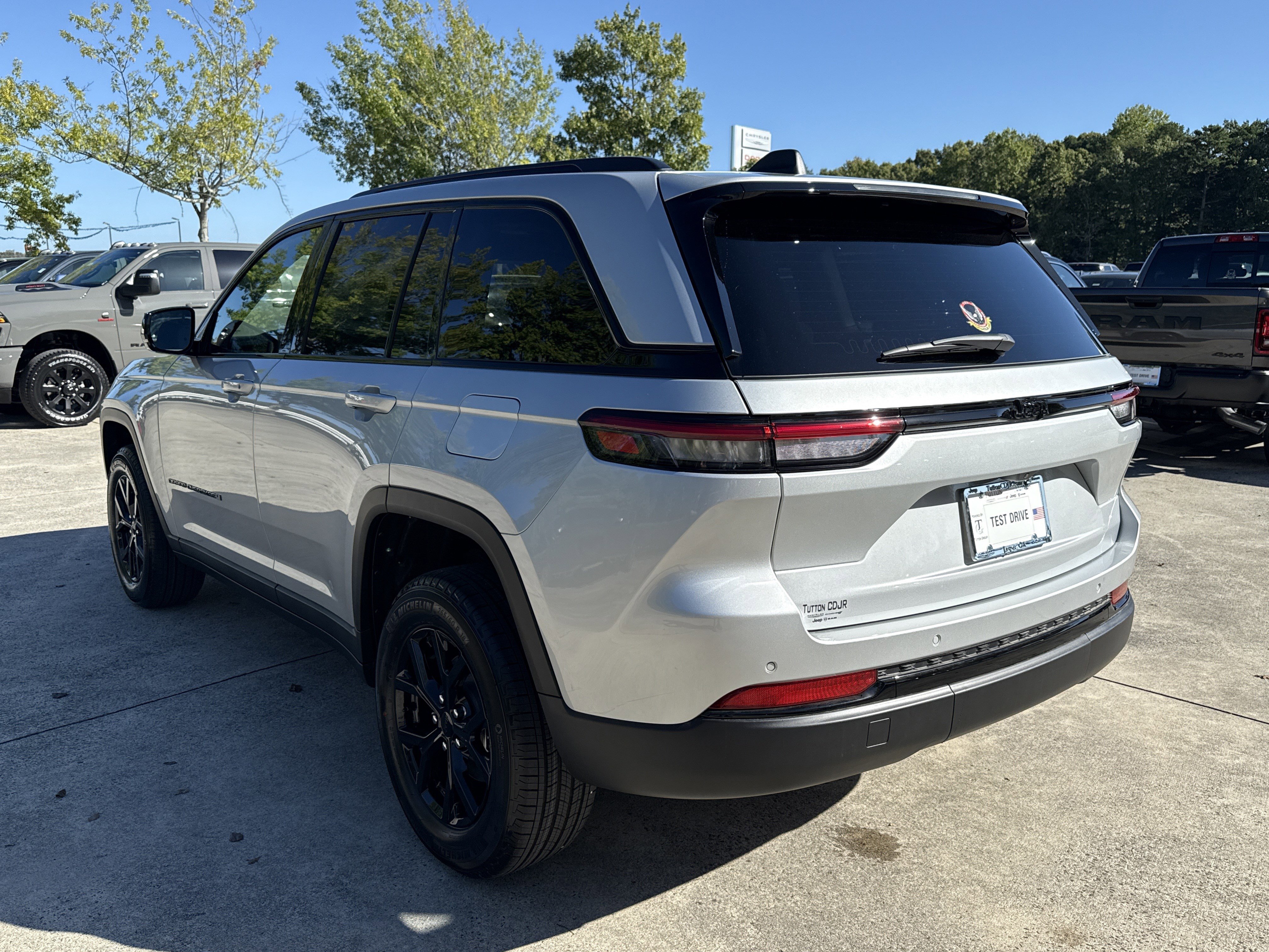 New 2025 Jeep Grand Cherokee Altitude image 5