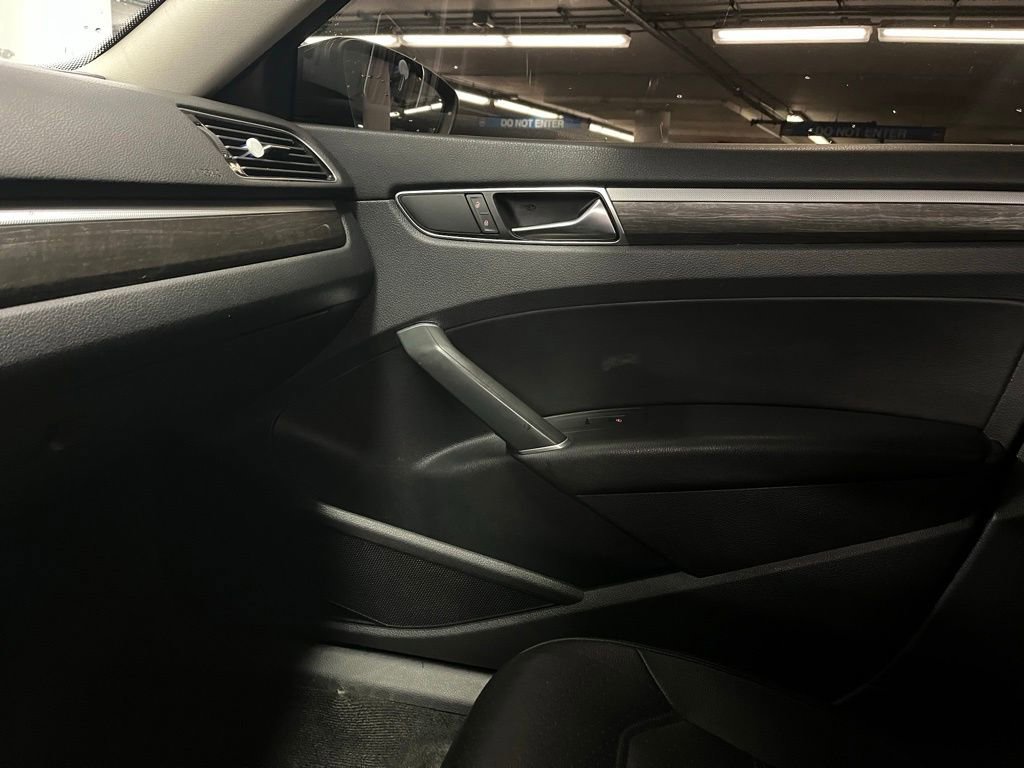 Used 2018 Volkswagen Passat 2.0T SE w/ SE Lighting Package image 27