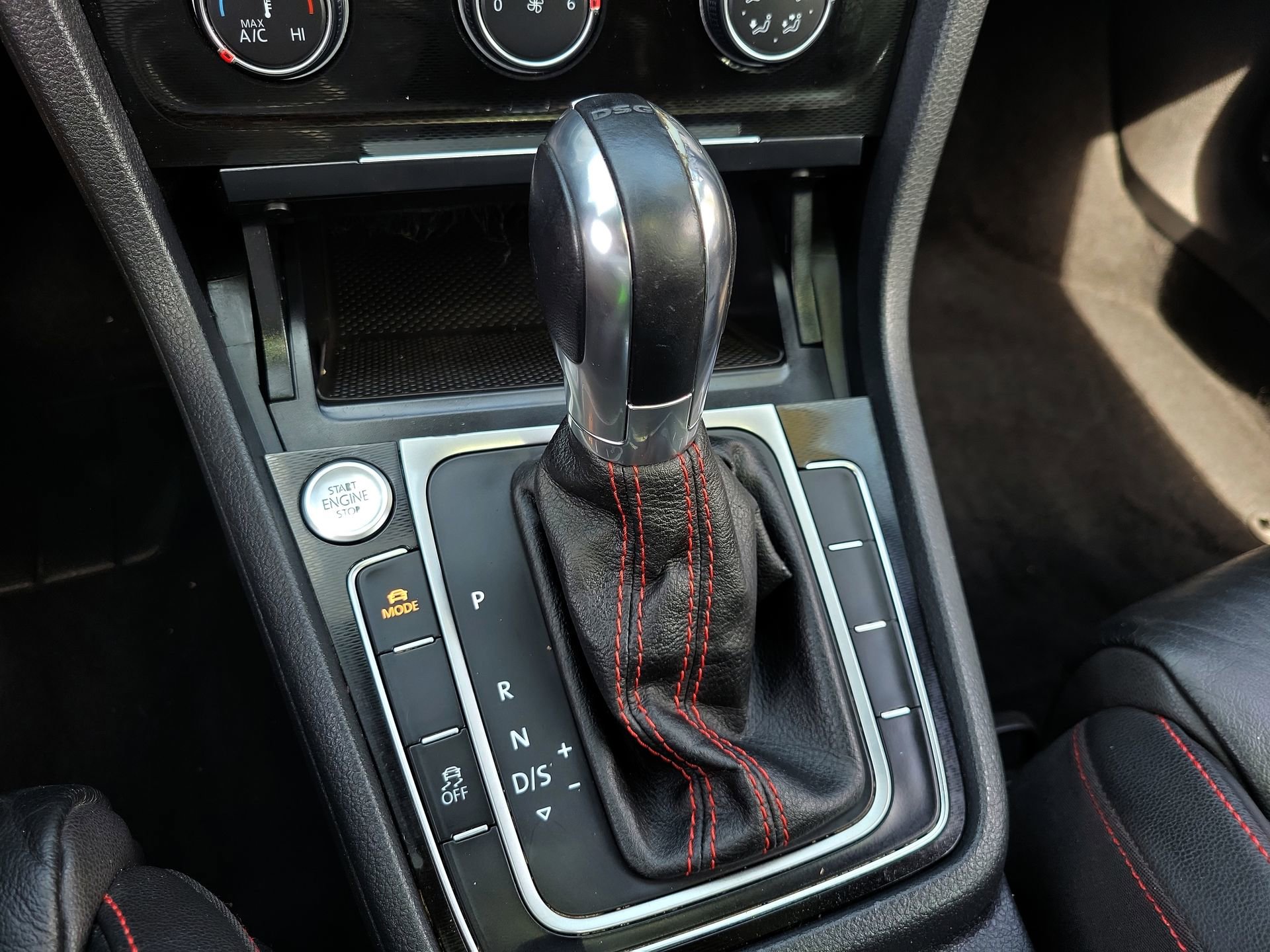 Used 2015 Volkswagen Golf 4-Door FWD image 28