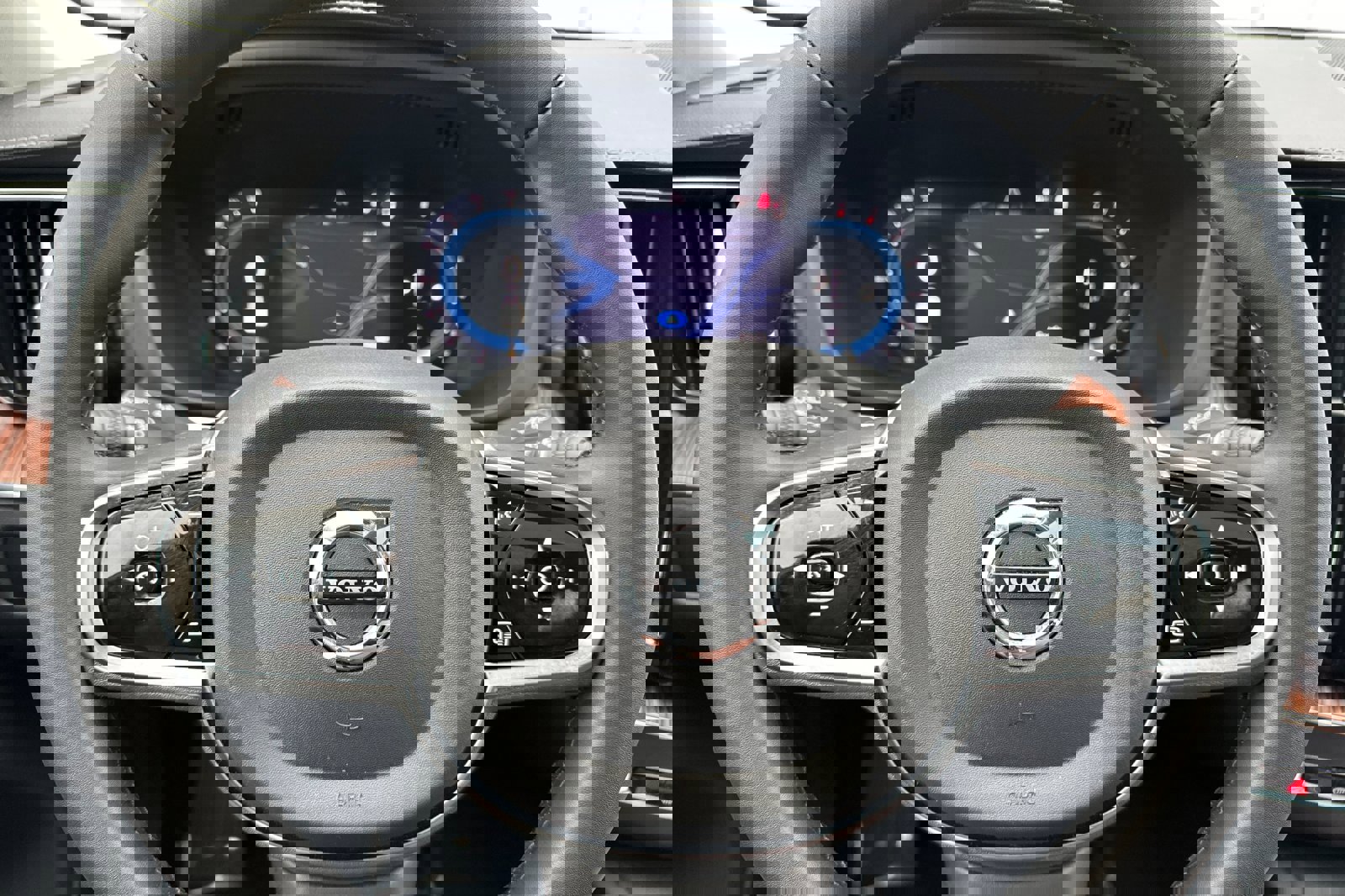 Certified 2024 Volvo XC60 B5 Ultimate w/ Protection Package Premier image 26