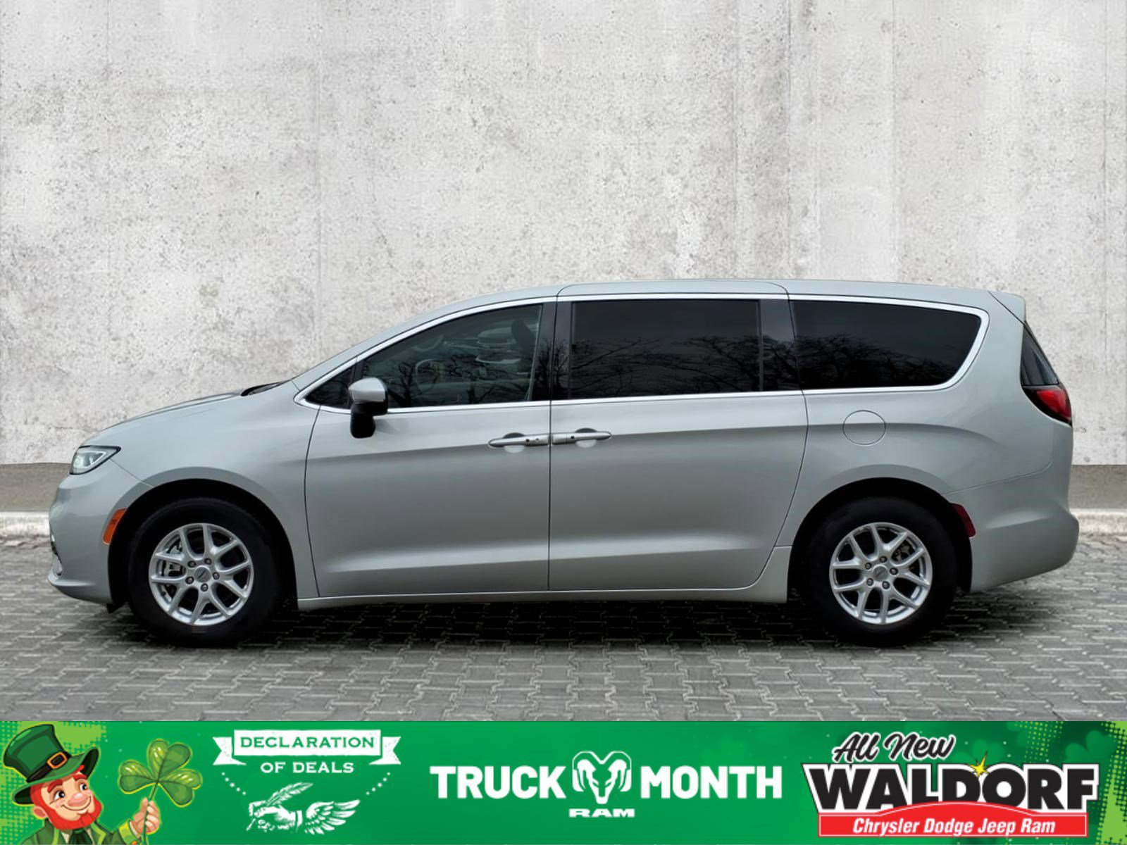 Used 2023 Chrysler Pacifica Touring-L image 4