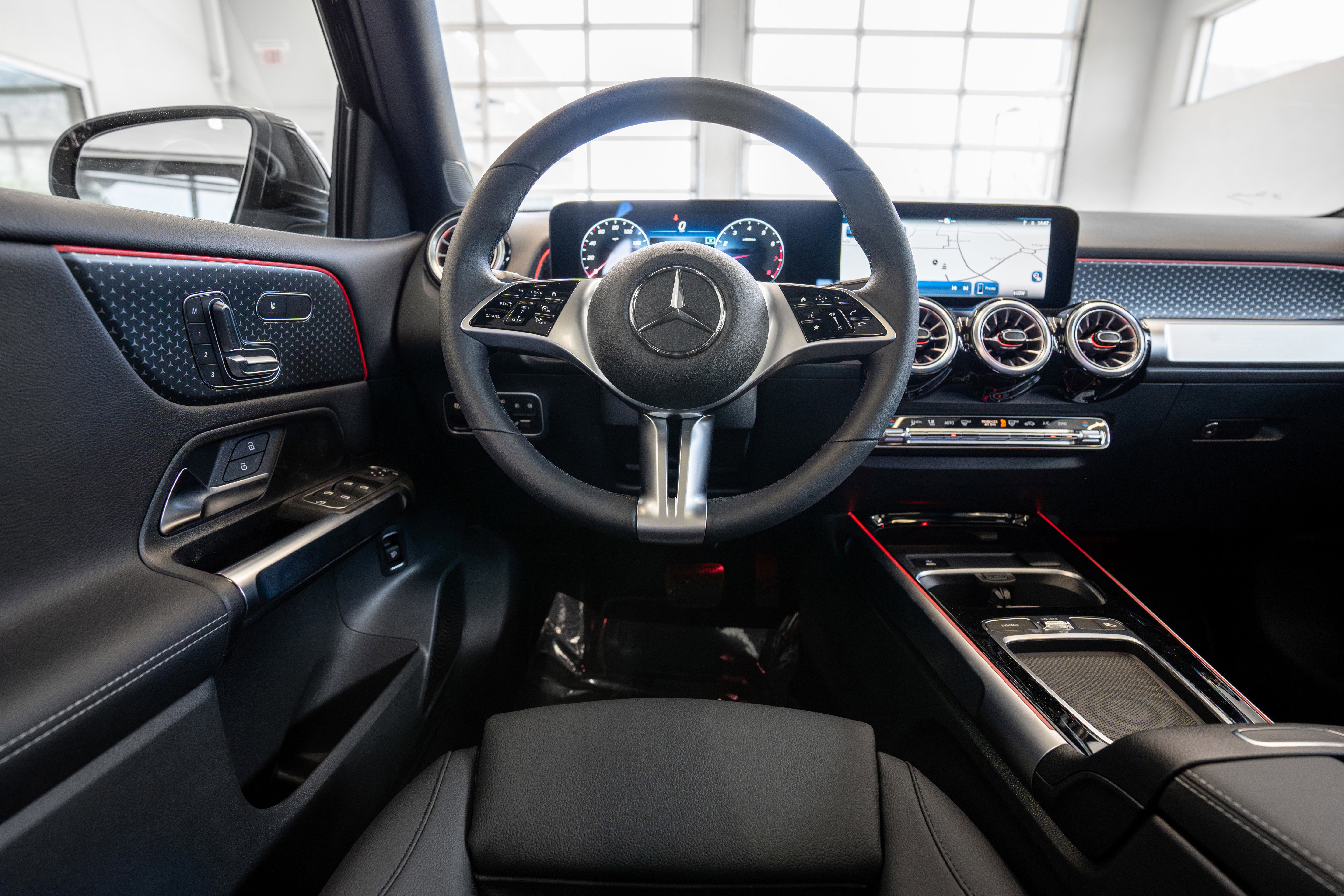 Used 2024 Mercedes-Benz GLB 250 w/ Exclusive Package image 9