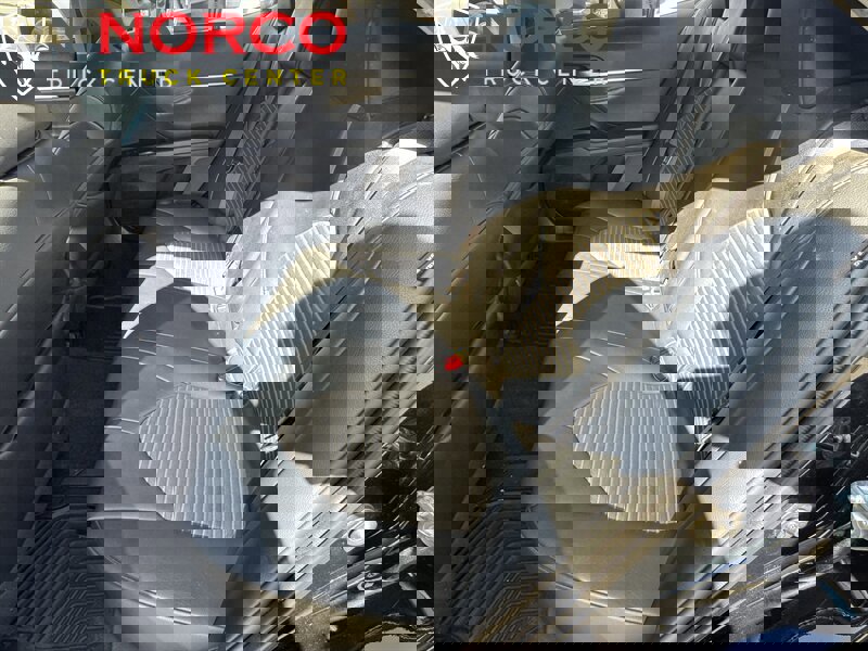 Used 2020 Toyota Camry SE image 15